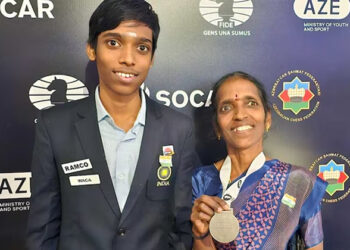 ഈ മെഡൽ അമ്മയ്ക്ക് ; പ്രജ്ഞ തനിക്ക് ലഭിച്ച  മെഡൽ അമ്മയുടെ കഴുത്തിൽ അണിയിച്ചു; രണ്ടാം സ്ഥാനത്തിൽ സന്തോഷവാനെന്നും പ്രജ്ഞ