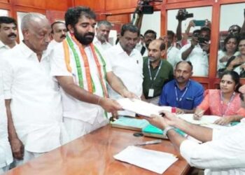 ചാണ്ടി ഉമ്മൻ നാമനിർദ്ദേശ പത്രിക സമർപ്പിച്ചു; കെട്ടിവയ്ക്കാൻ പണം നല്‍കി സിഒടി നസീറിന്റെ അമ്മ