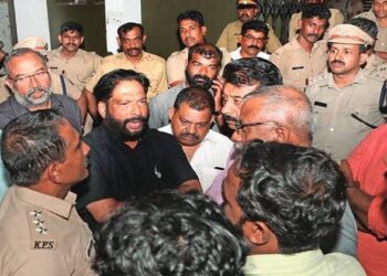 ഡിവൈഎഫ്‌ഐ നേതാവിന് പിഴയിട്ട പോലീസുകാരുടെ സ്ഥലംമാറ്റം റദ്ദാക്കി