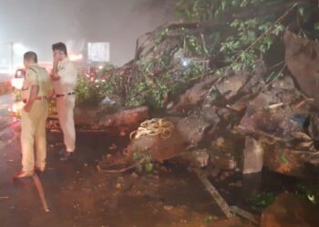 നിർത്തിയിട്ടിരുന്ന കാറിന് മുകളിലേക്ക് പാറയും മണ്ണും ഇടിഞ്ഞു വീണു; ഒരാൾ മരിച്ചു