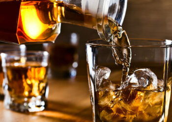 പെഗ്ഗിന് വില 140 രൂപ, വിലകുറച്ചു നല്കിയില്ലെന്നാരോപിച്ച് ബാർ അടിച്ചു തകർത്തു