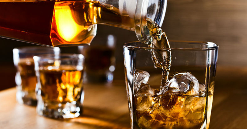 പെഗ്ഗിന് വില 140 രൂപ, വിലകുറച്ചു നല്കിയില്ലെന്നാരോപിച്ച് ബാർ അടിച്ചു തകർത്തു