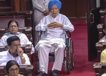 അനാരോഗ്യം കൊണ്ട് വിഷമിക്കുന്ന മൻമോഹൻ സിംഗ് രാജ്യ സഭയിൽ. കോൺഗ്രസിനെതിരെ ആഞ്ഞടിച്ച് ബി ജെ പി