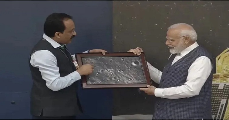 ശാസ്ത്രജ്ഞരെ അഭിനന്ദിച്ച് പ്രധാനമന്ത്രി; വിക്രം ലാൻഡർ ഇറങ്ങിയ സ്ഥലം ഇനി ‘ശിവശക്തി’