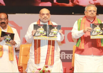 ആദിവാസികളുടെ അരിമോഷ്ടിക്കുന്ന അഴിമതി സർക്കാരിനെ പിഴുതെറിയണം; അമിത് ഷാ