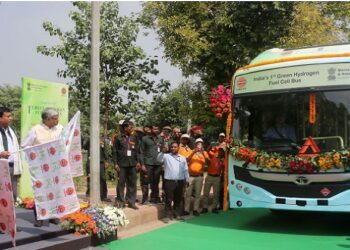 ഹൈഡ്രജന്‍ ഇന്ധനമാക്കിയ രാജ്യത്തെ ആദ്യ ബസ് നിരത്തിലിറക്കി ടാറ്റ; മന്ത്രി ഹര്‍ദീപ് സിങ് പുരി ഫ്‌ളാഗ് ഓഫ് ചെയ്തു