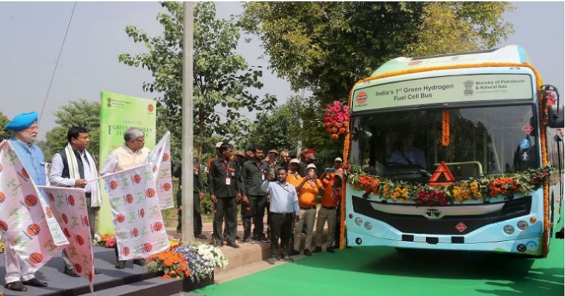 ഹൈഡ്രജന് ഇന്ധനമാക്കിയ രാജ്യത്തെ ആദ്യ ബസ് നിരത്തിലിറക്കി ടാറ്റ; മന്ത്രി ഹര്ദീപ് സിങ് പുരി ഫ്ളാഗ് ഓഫ് ചെയ്തു