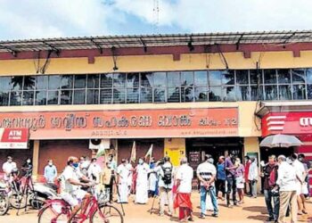 സഹകരണബാങ്കുകൾ പ്രതിസന്ധിയിൽ; നിക്ഷേപകർ വ്യാപകമായി പണം പിൻ‌വലിക്കുന്നു