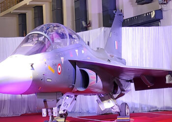 ആത്മ നിർഭര ഭാരത് : ‘പുതിയ തേജസ്’ യുദ്ധവിമാനങ്ങൾ വ്യോമസേനയ്ക്ക് കൈമാറി