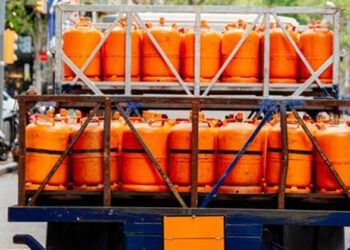 പാചകവാതക വിതരണം പ്രതിസന്ധിയിലേക്ക്; അനിശ്ചിതകാല പണിമുടക്ക് പ്രഖ്യാപിച്ച് എൽ പി ജി സിലിണ്ടർ ട്രക്ക് ഡ്രൈവർമാർ 