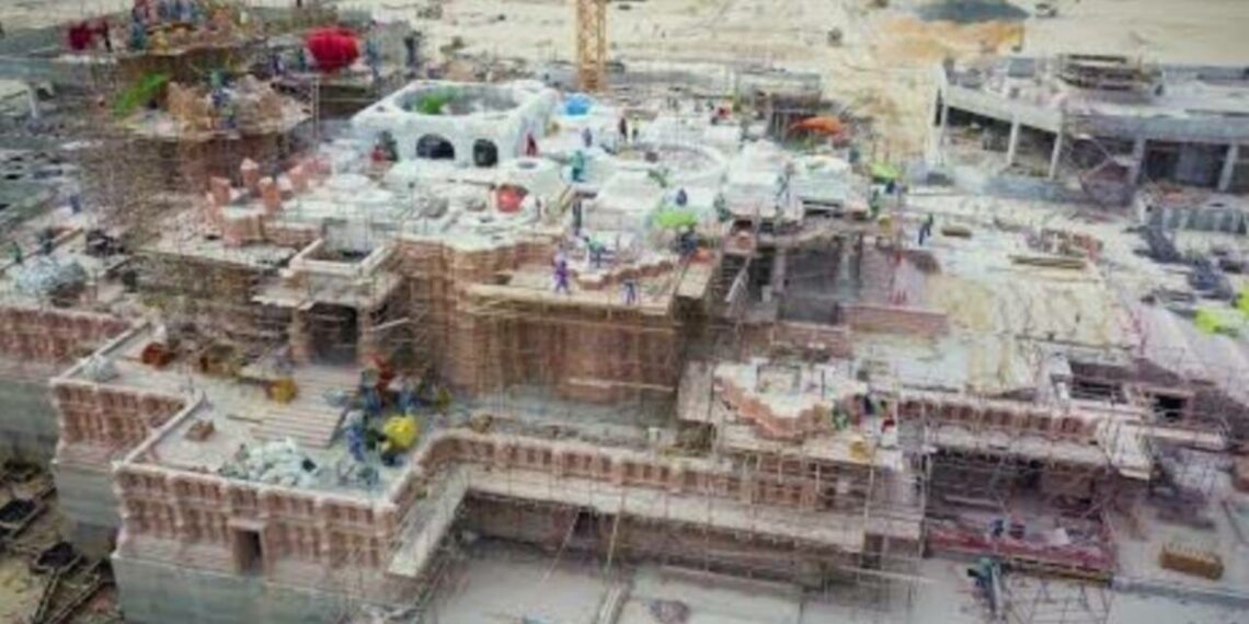 വെള്ള മാര്‍ബിളിലും ചെങ്കല്‍ നിറത്തിലുള്ള മണല്‍ക്കല്ലുകളിലും ഒരുങ്ങുന്നു: അബുദാബിയിലെ അതിമനോഹര ഹിന്ദു ക്ഷേത്രം