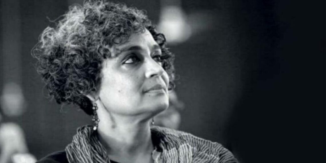 ‘ആസാദി-ദി ഓണ്‍ലി വേ’ – അരുന്ധതി റോയിയെ വിചാരണ ചെയ്യാന്‍ ഡല്‍ഹി ഗവര്‍ണറുടെ അനുമതി