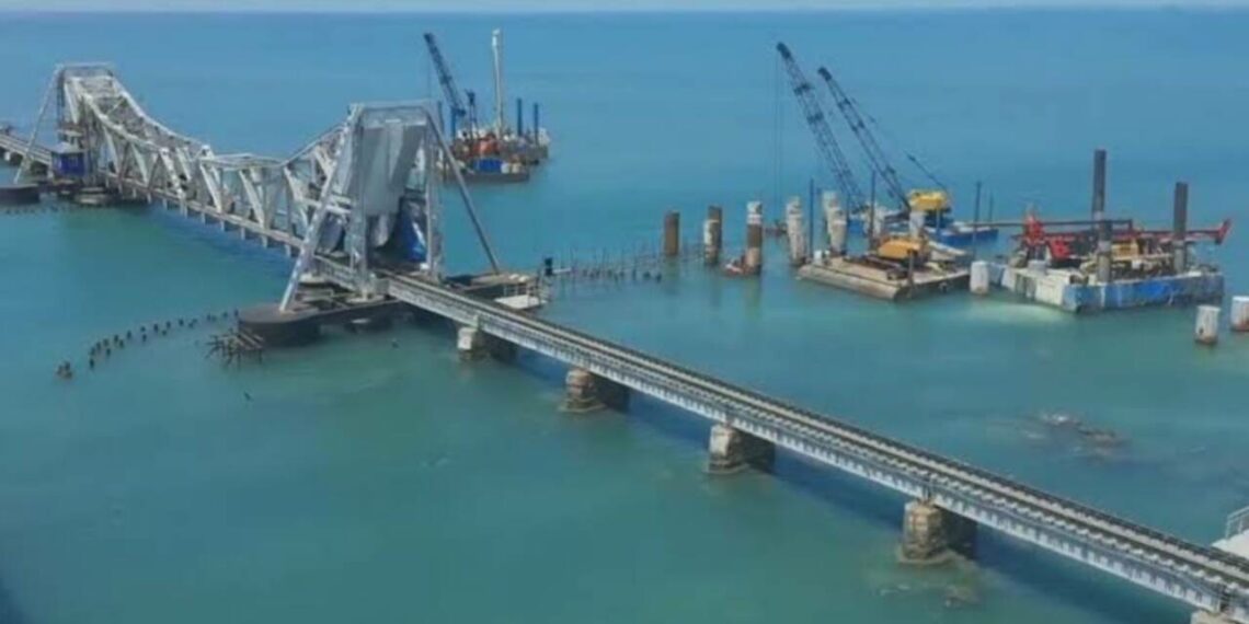 പാമ്പന് ദ്വീപിനെയും രാമേശ്വരത്തെയും ബന്ധിപ്പിക്കുന്ന 2.07 കിലോമീറ്റർ നീളത്തിൽ പുതിയ പാമ്പൻ പാലം