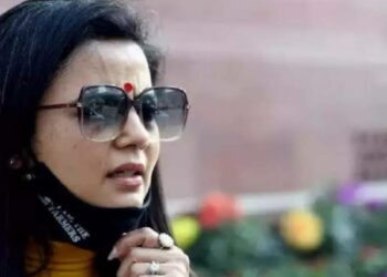 മൊയിത്രയുടെ അഭിഭാഷകൻ കേസിൽ നിന്ന് ഒഴിവായി; കോടതിയിൽ നാടകീയ നീക്കങ്ങൾ