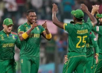 ചാമ്പ്യന്മാർക്ക് ദാരുണ തോൽവി – അടിച്ചു കസറി ദക്ഷിണാഫ്രിക്ക