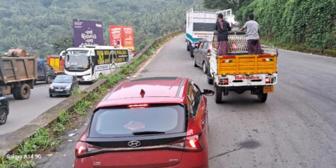 ഇന്നലെ രണ്ടേമുക്കാലോടെ തുടങ്ങിയ ഗതാഗത കുരുക്ക് –  താമരശ്ശേരി ചുരത്തില്‍ വാഹനങ്ങളുടെ നീണ്ട നിര
