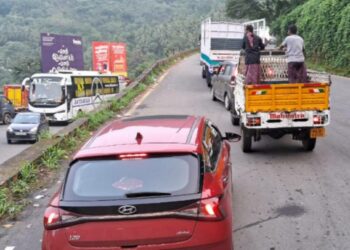 ഇന്നലെ രണ്ടേമുക്കാലോടെ തുടങ്ങിയ ഗതാഗത കുരുക്ക് –  താമരശ്ശേരി ചുരത്തില്‍ വാഹനങ്ങളുടെ നീണ്ട നിര