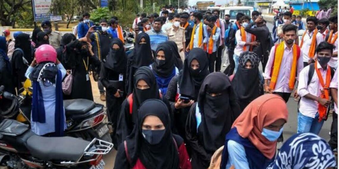 ഹിജാബ് ധരിക്കാമെന്ന് കർണാടക സർക്കാർ 