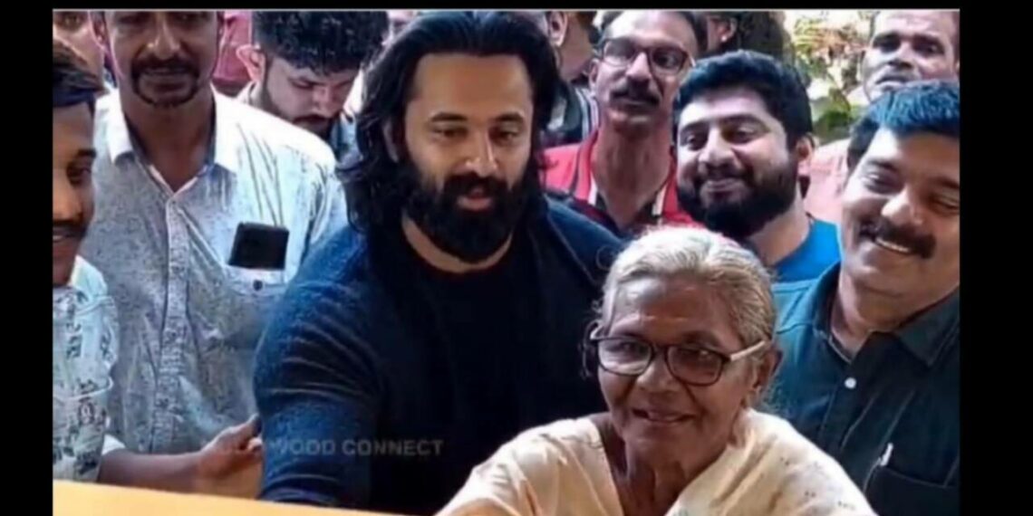 75കാരി അന്നക്കുട്ടിക്ക് വീടിന്റെ താക്കോൽ കൈമാറി ഉണ്ണി മുകുന്ദൻ