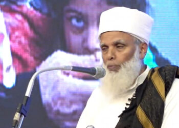 സിപിഎമ്മിന്റെ പലസ്തീൻ ഐക്യദാർഢ്യ പരിപാടിക്കിടെ വേദിയിൽ നിസ്കരിച്ച് ഉമർ ഫൈസി മുക്കം