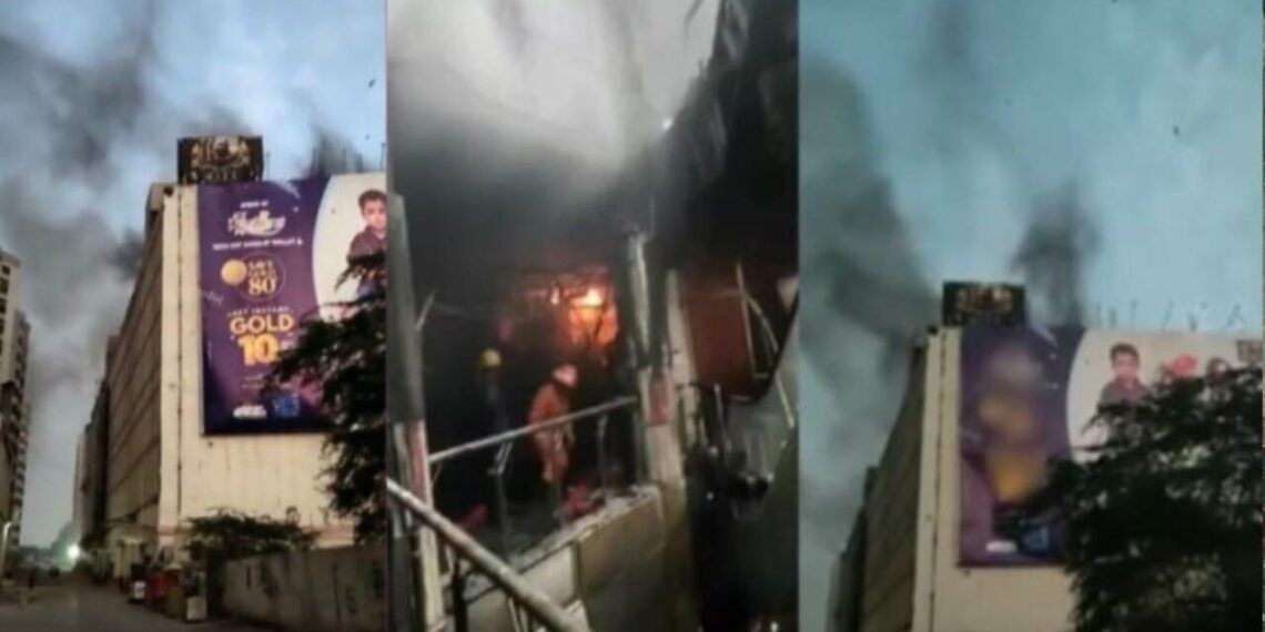 കറാച്ചിയിലെ ഷോപ്പിംഗ് മാളിൽ വൻ തീപിടിത്തം; 11 പേർ മരിച്ചു