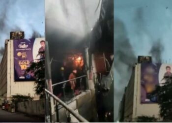 കറാച്ചിയിലെ ഷോപ്പിംഗ് മാളിൽ വൻ തീപിടിത്തം; 11 പേർ മരിച്ചു