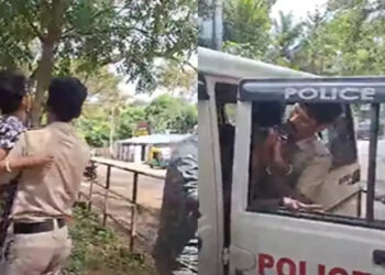 അമ്മയുടെ മൊബൈൽ നമ്പർ എങ്ങിനെ പ്രതികൾക്ക് കിട്ടി ? പെൺകുട്ടിയെ തട്ടിക്കൊണ്ടുപോയ കേസിൽ അച്ചനെ കേന്ദ്രീകരിച്ചും അന്വേഷണം; ഫ്ലാറ്റിൽ പോലീസ് പരിശോധന