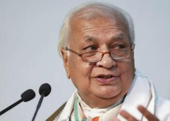 “നീന്തൽക്കുളത്തിനും ആഘോഷത്തിനും കോടികളുണ്ട്, പെൻഷനും റേഷനും പണമില്ല”; സർക്കാരിനെ പരിഹസിച്ച് ഗവർണർ 