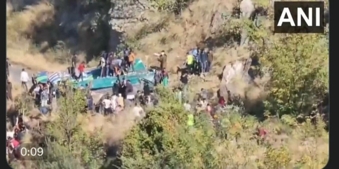 കശ്മീരിൽ ബസ് മലയിടുക്കിലേക്ക് മറിഞ്ഞ് 36 പേർ മരിച്ചു; നിരവധി പേർക്ക് പരുക്ക് 