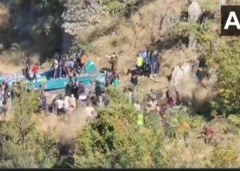 കശ്മീരിൽ ബസ് മലയിടുക്കിലേക്ക് മറിഞ്ഞ് 36 പേർ മരിച്ചു; നിരവധി പേർക്ക് പരുക്ക്