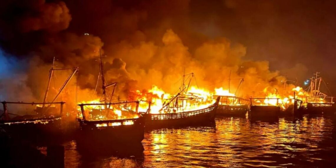 വിശാഖപട്ടണത്തെ മത്സ്യബന്ധന തുറമുഖത്തുണ്ടായ തീപിടിത്തം; 25 ബോട്ടുകളും മനപൂർവ്വം തീയിട്ട് നശിപ്പിച്ചതാണെന്ന് മത്സ്യത്തൊഴിലാളികൾ, കോടികളുടെ നഷ്ടം