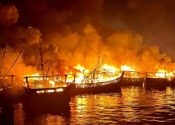 വിശാഖപട്ടണത്തെ മത്സ്യബന്ധന തുറമുഖത്തുണ്ടായ തീപിടിത്തം; 25 ബോട്ടുകളും മനപൂർവ്വം തീയിട്ട് നശിപ്പിച്ചതാണെന്ന് മത്സ്യത്തൊഴിലാളികൾ, കോടികളുടെ നഷ്ടം