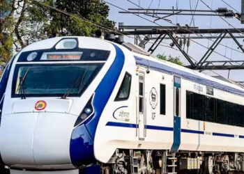 ശുചിമുറിയിൽ മദ്യപാനവും,പുകവലിയും; വന്ദേ ഭാരത് ട്രാക്കിൽ നിന്നു.