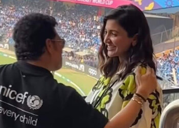 കളി കേരളത്തിലായിരുന്നെങ്കിൽ സച്ചിൻ ഇപ്പൊ പാലാരിവട്ടം സ്റ്റേഷനിൽ ഇരുന്നേനെ! അനുഷ്ക്കയ്ക്കൊപ്പമുള്ള ചിത്രം പങ്കുവെച്ച് പരിഹാസവുമായി സോഷ്യൽ മീഡിയ