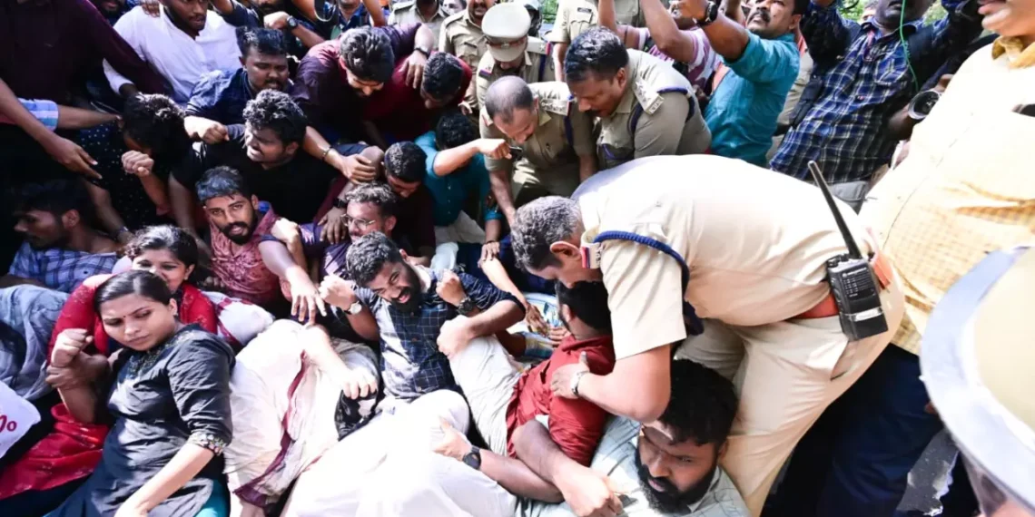 സെനറ്റ് അംഗങ്ങളെ തടഞ്ഞ എസ്.എഫ് ഐ നേതാക്കൾക്ക് നോട്ടിസ് ; കോടതിയിൽ ഹാജരാവാൻ ഉത്തരവ്