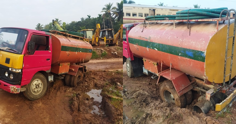 കക്കൂസ് മാലിന്യം തള്ളുന്ന വാഹനം ചതുപ്പിൽ അകപ്പെട്ടു; കയ്യോടെ പിടികൂടി നാട്ടുകാർ
