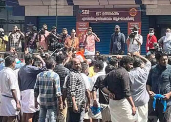 കോൺഗ്രസ്സ് നേതാക്കൾ പ്രസംഗിക്കുന്നതിനിടെ ഗ്രനേഡ് പ്രയോഗം; നവകേരളയാത്രയ്‌ക്കെതിരെ പ്രതിഷേധം മുറുകുന്നു