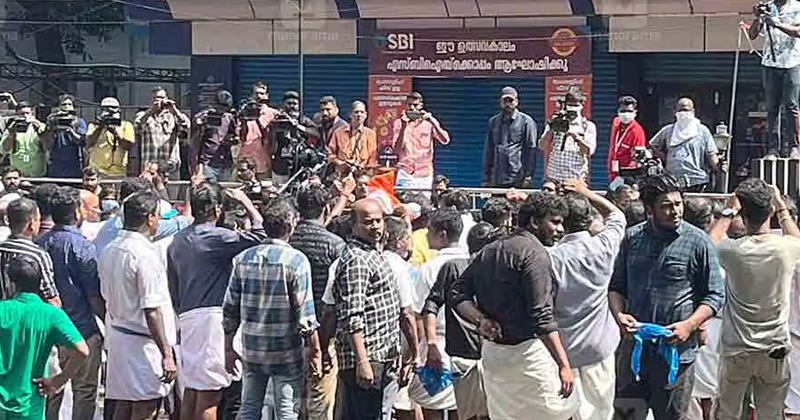 കോൺഗ്രസ്സ് നേതാക്കൾ പ്രസംഗിക്കുന്നതിനിടെ ഗ്രനേഡ് പ്രയോഗം; നവകേരളയാത്രയ്ക്കെതിരെ പ്രതിഷേധം മുറുകുന്നു