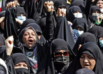 വനിതകളുടെ  പോരാട്ടത്തിന് മുന്നിൽ മുട്ടുമടക്കി  ഇസ്‍ലാമിക ഭരണകൂടം; ഫുട്ബോൾ മത്സരം കാണാൻ ഇറാൻ വനിതകൾക്ക് അനുമതി