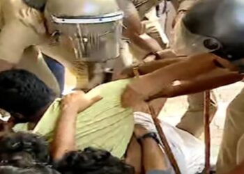 കാലിക്കറ്റ് സര്വ്വകലാശാല സെനറ്റ് യോഗത്തിനെത്തിയവരെ തടഞ്ഞ് എസ്എഫ്ഐ