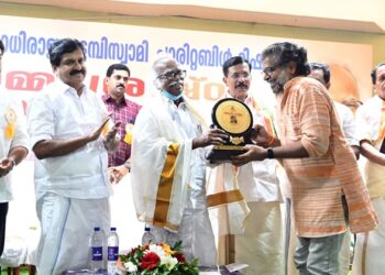 കര്‍മ്മ ശ്രേഷ്ഠാ പുരസ്‌കാരം കാവാലം ശശികുമാറിന് സമ്മാനിച്ചു