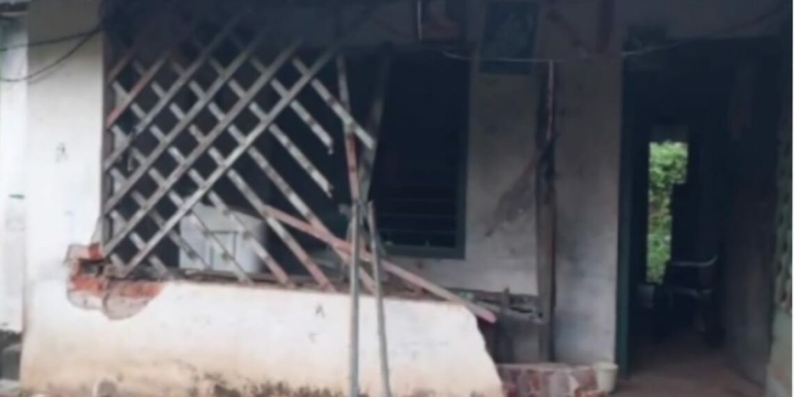 അതിരപ്പള്ളിയിൽ കാട്ടാനകളുടെ ആക്രമണം; ക്വാർട്ടേഴ്സ് തകർത്തു