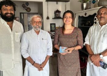 ശ്രീരാമക്ഷേത്ര പ്രാണ പ്രതിഷ്ഠ: അക്ഷതം സ്വീകരിച്ച് നടി അനുശ്രീ