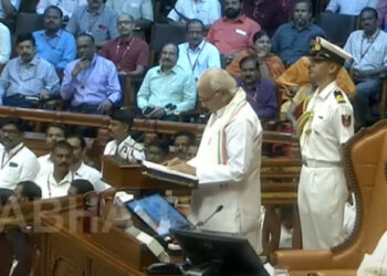 നയപ്രഖ്യാപന പ്രസംഗം ഒറ്റ മിനുട്ടിൽ അവസാനിപ്പിച്ച് ഗവർണ്ണർ ; സർക്കാർ ഗവർണർ പോര് മുറുകുന്നു