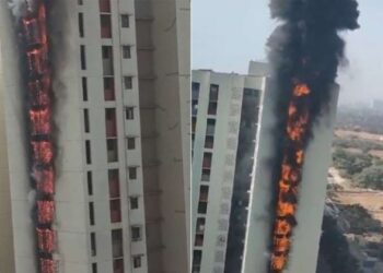 മുംബൈയിൽ ബഹുനില കെട്ടിടത്തിൽ വൻ തീപിടിത്തം; ആറ് നിലകൾ കത്തിനശിച്ചു
