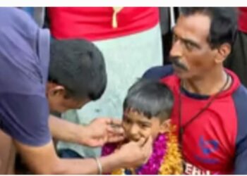 പെരിയാറിന് കുറുകെ നീന്തി; റെക്കോർഡിട്ട് അഞ്ച് വയസുകാരൻ