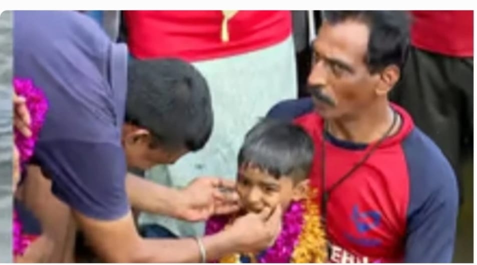 പെരിയാറിന് കുറുകെ നീന്തി; റെക്കോർഡിട്ട് അഞ്ച് വയസുകാരൻ