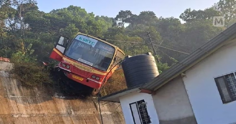 പീരുമേട്ടില് ബസ് റോഡില്നിന്ന് തെന്നിമാറി; സംരക്ഷണഭിത്തിയില് തങ്ങി നിന്ന് കെഎസ്ആർടിസി