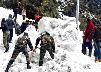 കശ്മീരിൽ ഹിമപാതം: റഷ്യൻ സ്കീയർ മരിച്ചു, ആറുപേരെ രക്ഷപ്പെടുത്തി