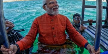 ആഴക്കടലിലെ ദ്വാരകയെ ദർശിക്കുന്ന പ്രധാനമന്ത്രി; സോഷ്യൽ മീഡിയയിൽ ശ്രദ്ധേയമായി വീഡിയോ